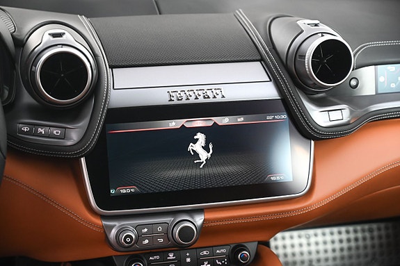 Ferrari Lusso 23 of 27