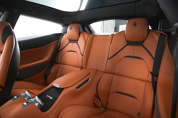 Ferrari Lusso 19 of 27