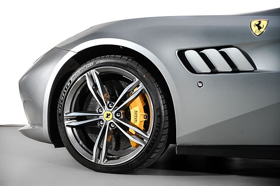 Ferrari Lusso 9 of 27