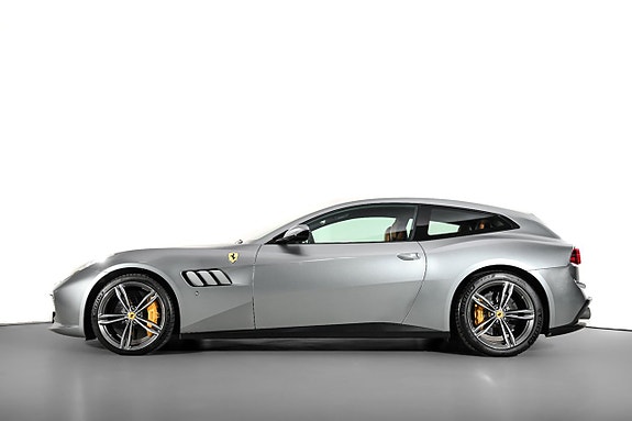 Ferrari Lusso 2 of 5