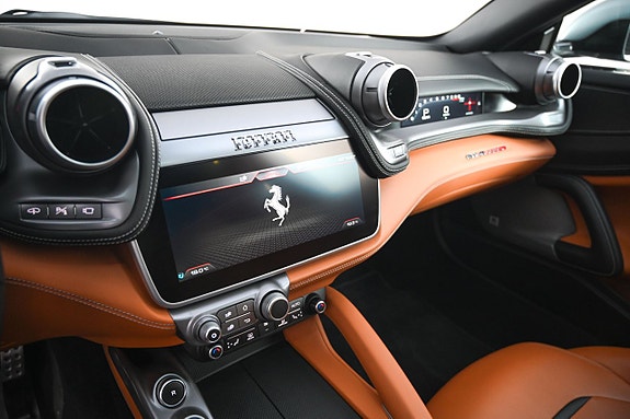 Ferrari Lusso 22 of 27