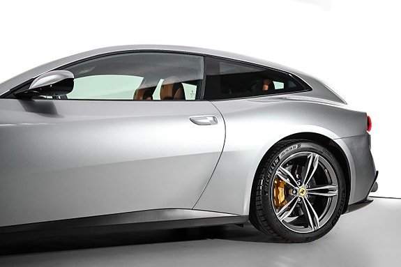 Ferrari Lusso 10 of 27