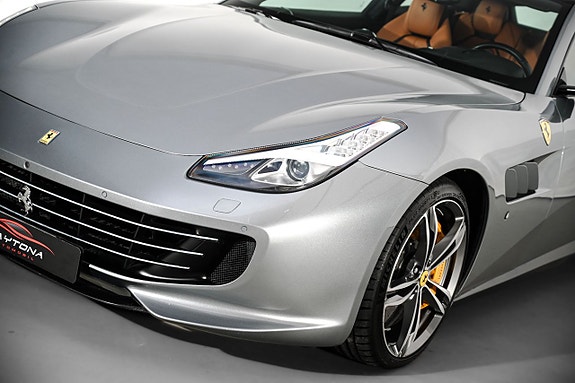 Ferrari Lusso 7 of 27