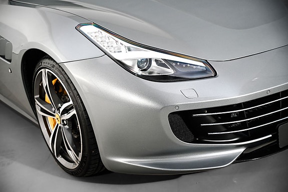 Ferrari Lusso 8 of 27