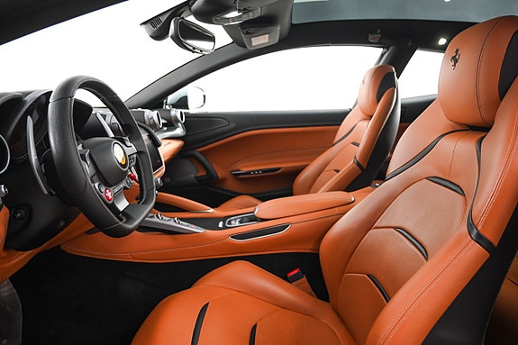 Ferrari Lusso 16 of 27