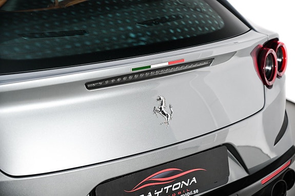Ferrari Lusso 12 of 27