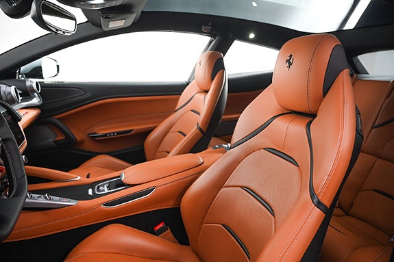 Ferrari Lusso 17 of 27