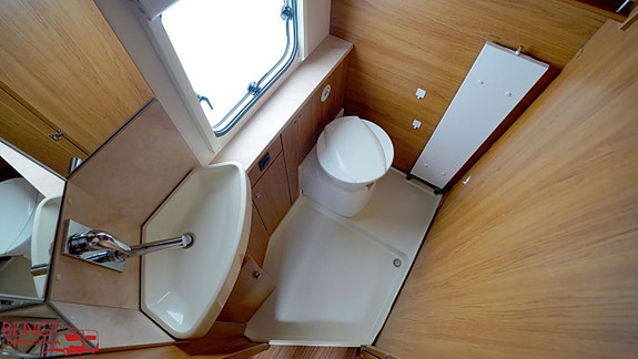 Knaus Royale 560 UF | Dubbelsäng | Förtält 20 of 21