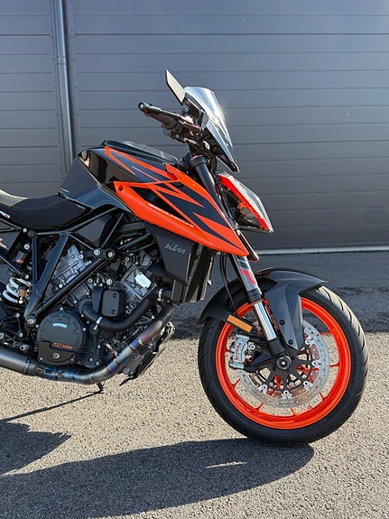 KTM 1290 Super Duke R 2 of 5