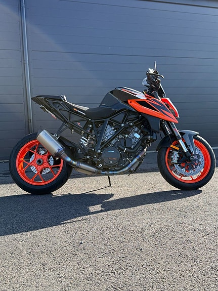 KTM 1290 Super Duke R 4 of 5