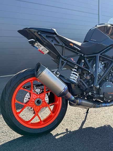 KTM 1290 Super Duke R 3 of 5