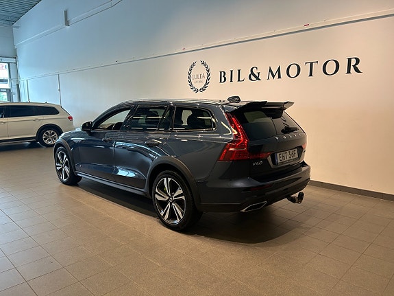 Volvo V60 Cross Country 2 of 5