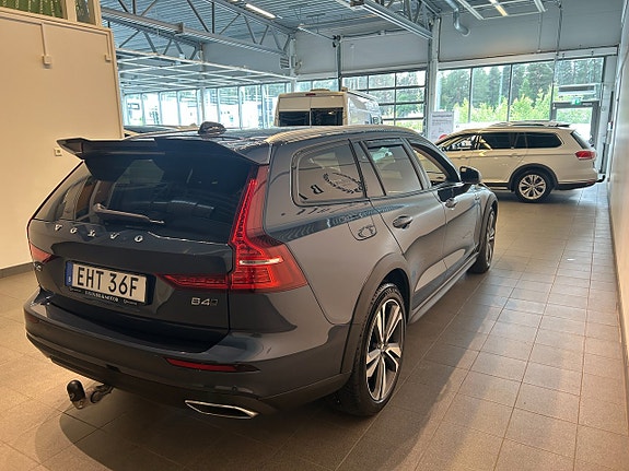 Volvo V60 Cross Country 3 of 5