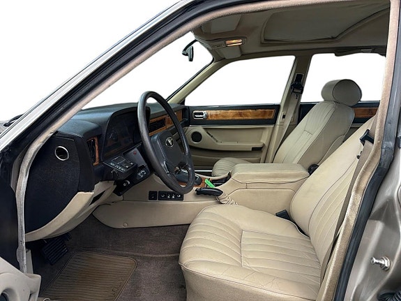 Jaguar XJ 9 of 23