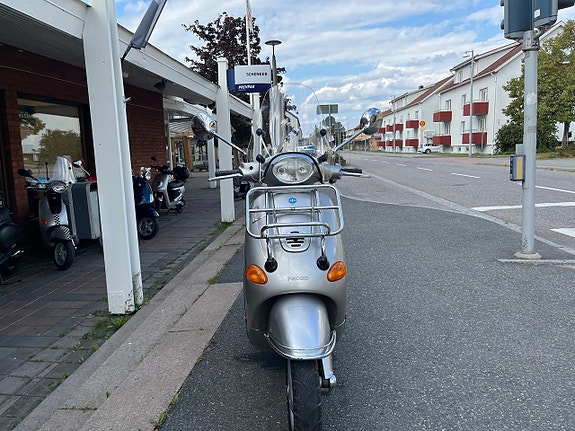 Vespa ET4 125 Lätt motorcykel 8 of 9