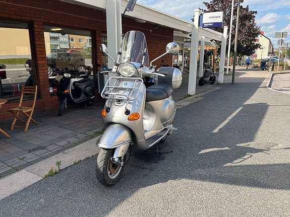 Vespa ET4 125 Lätt motorcykel 2 of 5