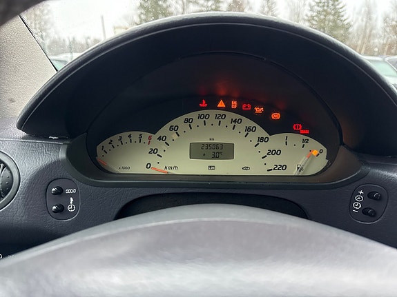 Mercedes-Benz A210 19 of 23