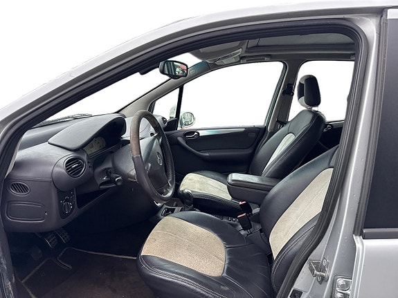 Mercedes-Benz A210 9 of 23