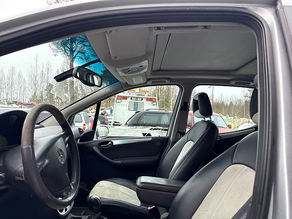 Mercedes-Benz A210 21 of 23