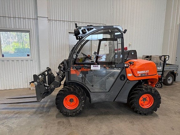 AUSA T144h plus teleskoplastare teleskoptruck 2 of 3