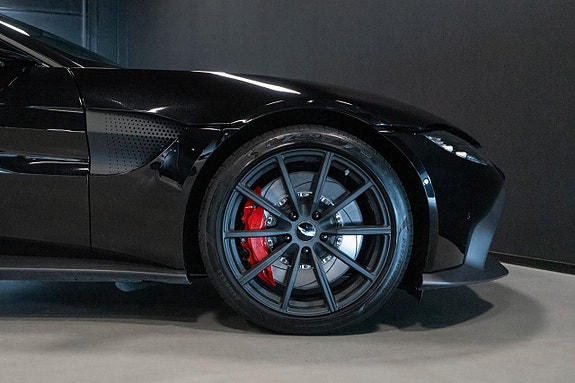 Aston Martin Vantage 9 of 18