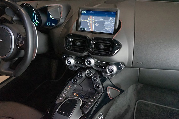 Aston Martin Vantage 14 of 18