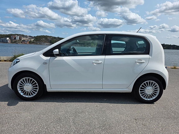 Volkswagen UP! 2 of 5
