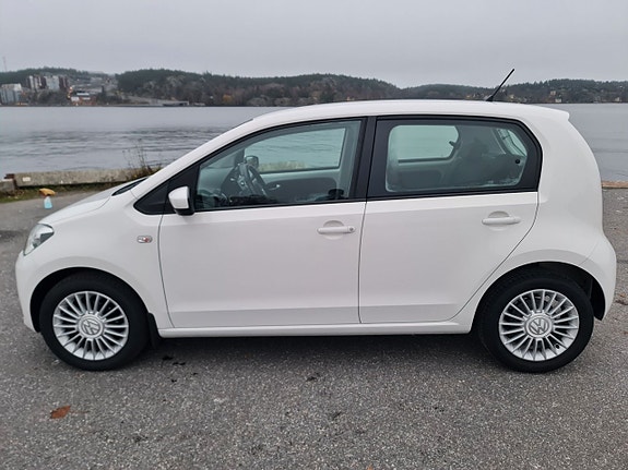 Volkswagen UP! 2 of 5
