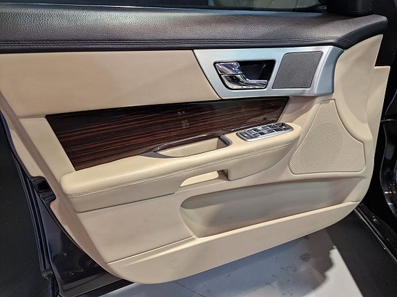 Jaguar XF 12 of 20