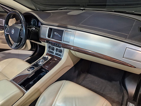 Jaguar XF 16 of 20