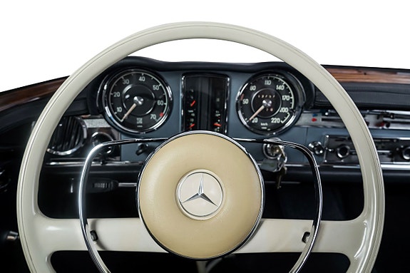 Mercedes-Benz 230 SL 13 of 26