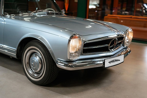 Mercedes-Benz 230 SL 2 of 5