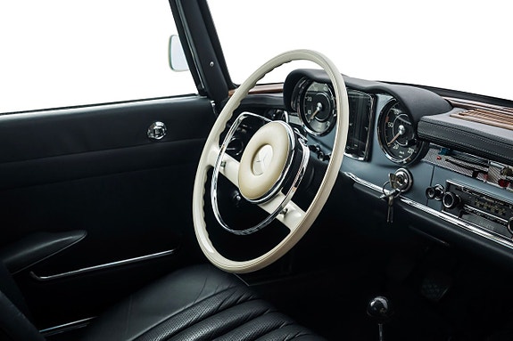 Mercedes-Benz 230 SL 21 of 26