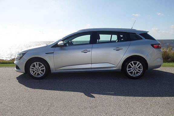 Renault Megane IV 2 of 5