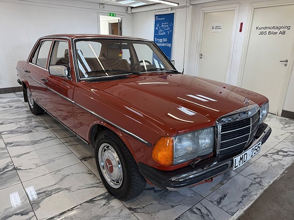 Mercedes-Benz 200 2 of 5