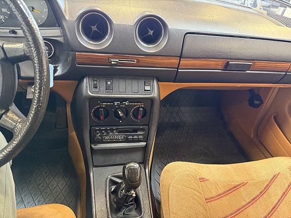 Mercedes-Benz 200 7 of 12