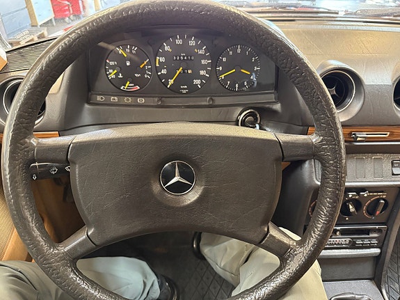 Mercedes-Benz 200 6 of 12