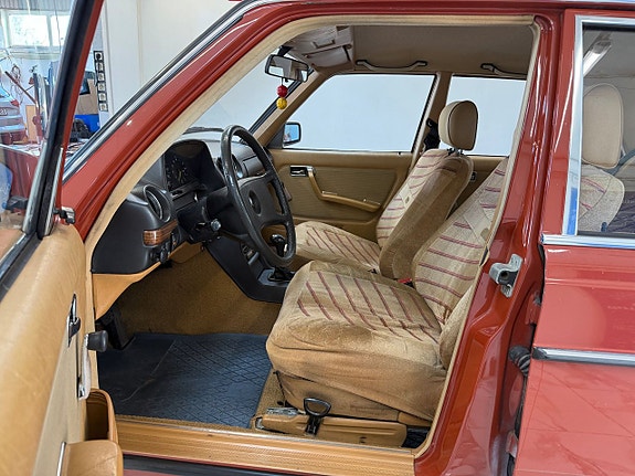 Mercedes-Benz 200 10 of 12