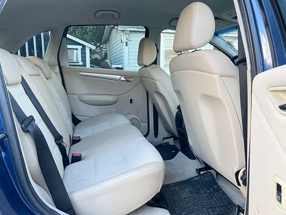 Mercedes-Benz B170 3 of 5