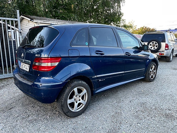 Mercedes-Benz B170 2 of 5
