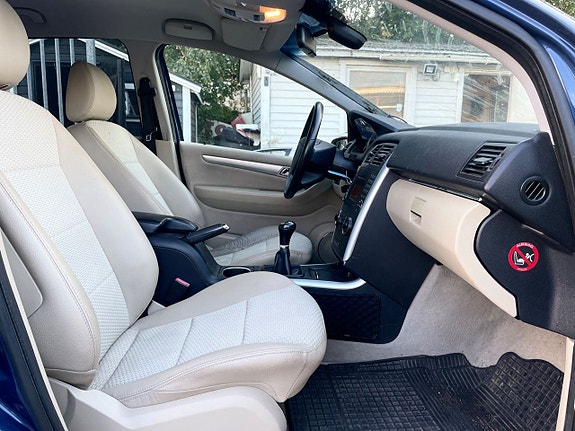 Mercedes-Benz B170 4 of 5