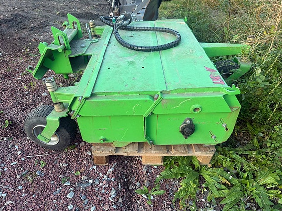 Avant-redskap, sandspridare, vikplogar, sopskopor mm