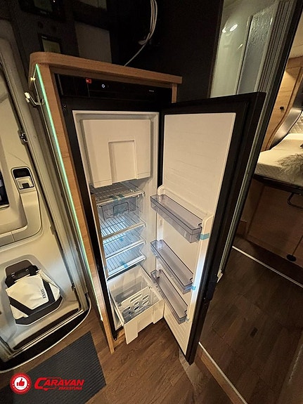 Knaus L!ve Wave Platinum Selection 700 LX / Automat / Queenbed 11 of 27