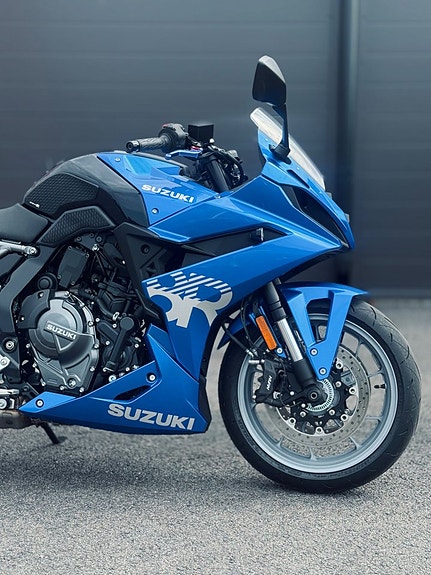 Suzuki GSX8R 3 of 5