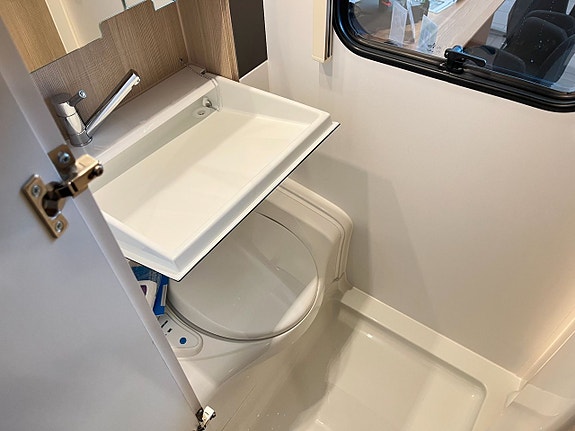 Adria ACTION 361 LH (Pluspaket+1100-1300kg+B-körkort) 18 of 22