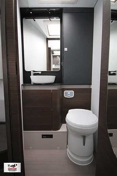 Adria Matrix Supreme Mercedes 670 DC 15 of 18