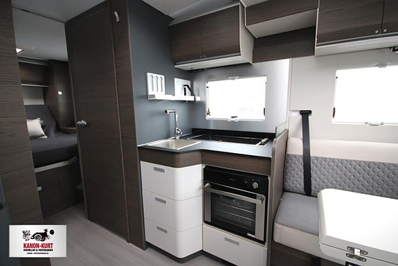 Adria Matrix Supreme Mercedes 670 DC 12 of 18