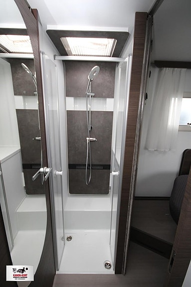 Adria Matrix Supreme Mercedes 670 DC 16 of 18