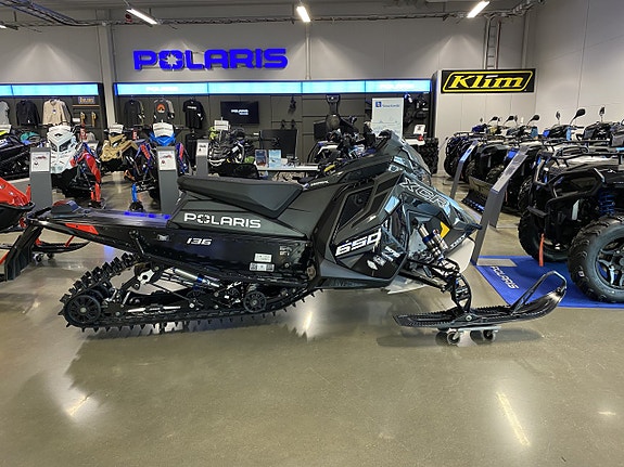 Polaris 650 INDY XCR 136 MOMS 2 of 4