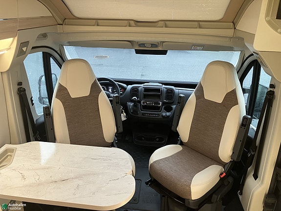 Eura Mobil Van 635 HB Automat / Höjbar säng bak / MC-Garage 10 of 16